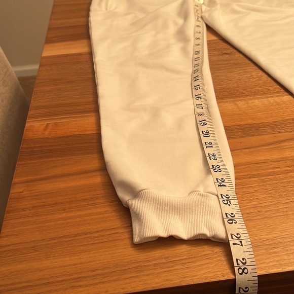 NWOT Ouber Joggers pants
Excellent Condition
Size M.
Pockets.
#653 - Picture 5 of 10